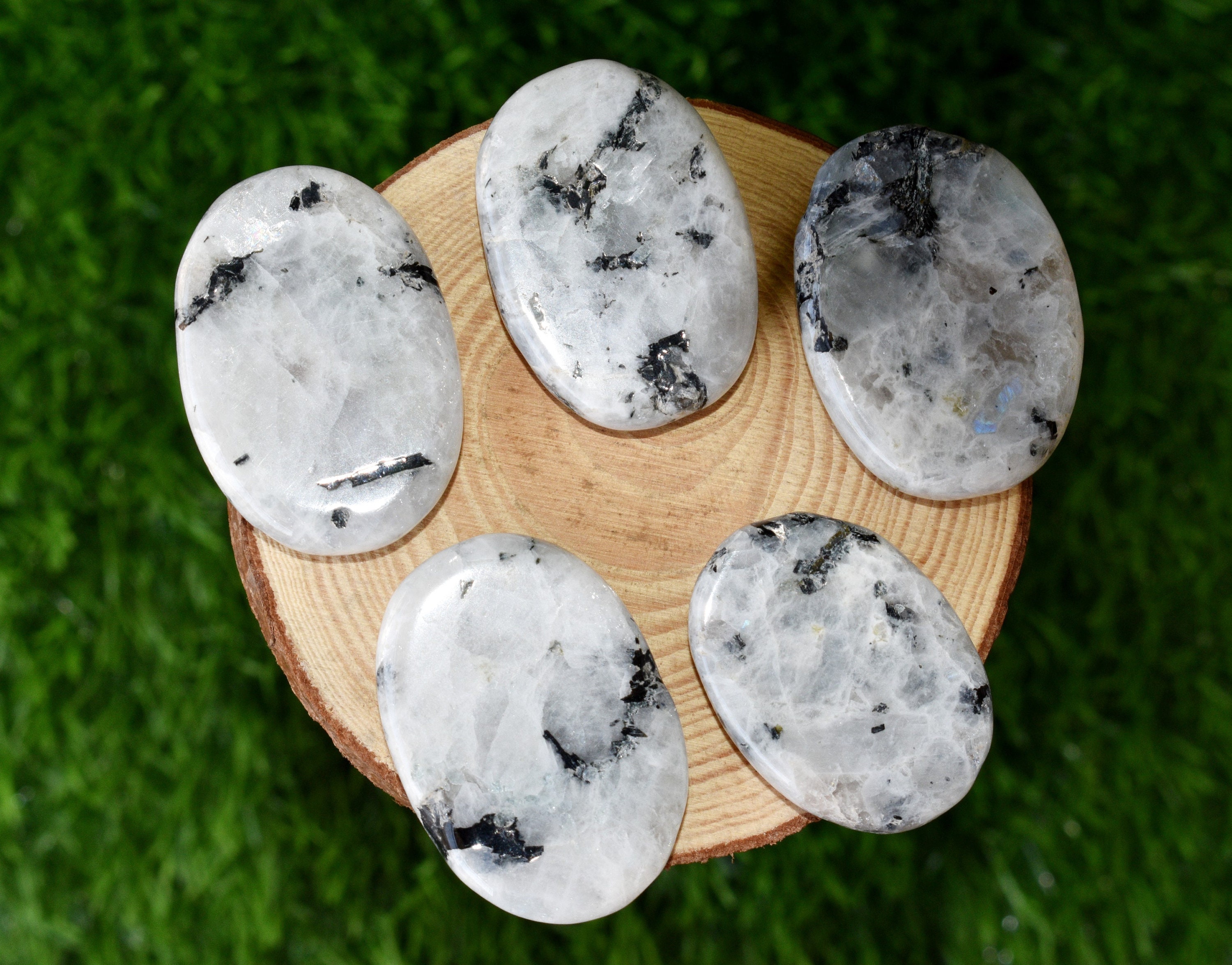 本物のレインボームーンストーンパームストーン、磨かれたホワイト