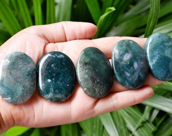 Een (1) Moss Agate Worry Stone voor kristalgenezing - Pocket Palm Stone zorgensteen