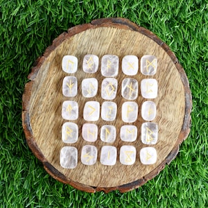 Ensembles de runes en quartz rose Ensemble de runes Futhark sureau L'ensemble runique de pierres précieuses est livré avec une pochette en velours noir à transporter et une carte runique, runes en quartz rose