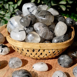 Véritables pierres de rutile noires, véritables cristaux polis de guérison de qualité A en tailles de lot, lots en vrac de pierres précieuses naturelles pour la fabrication de bijoux.