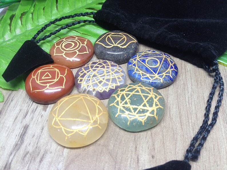 Engraved Chakra Crystal Reiki Pyramids 100/% Natural 7 Stone Set in Gift Pouch//Perfect for Crystal Grids and Meditation