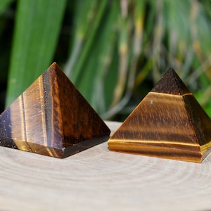 Eine (1) Tigerauge Kristall Heilpyramide - Kristallgitter und Chakra Ausgleichspyramide
