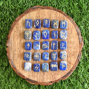 Ensemble runique en lapis-lazuli Ensemble runique Futhrak ancien L'ensemble runique de pierres précieuses est livré avec une pochette en velours noir à transporter et une carte runique