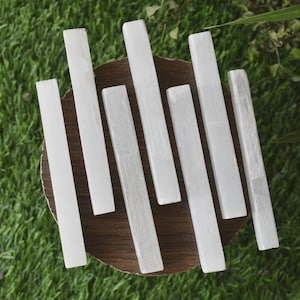 Placas largas de carga de selenita de cristal de 4&quot; - Varita de palo de selenita de troncos curativos para limpieza de energía, regalo espiritual, regalo de yoga, decoración espiritual