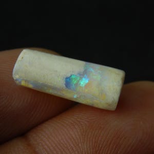 Australiensisk massiv opalpipa ädelsten, grön och blå eld cabochon