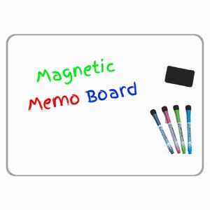 Puede incluir: Pizarra magn&eacute;tica blanca con las palabras "Magnetic Memo Board" escritas en verde, rojo y azul. La pizarra incluye un borrador negro y cuatro marcadores de borrado en seco multicolores.