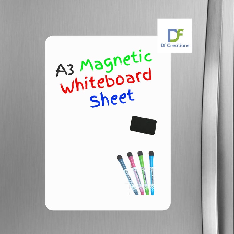 Puede incluir: Una hoja de pizarra blanca magn&eacute;tica A3 blanca con un borrador negro y cuatro marcadores de borrado en seco de colores. La hoja tiene el texto "A3 Magnetic Whiteboard Sheet" escrito en rojo, azul y verde.