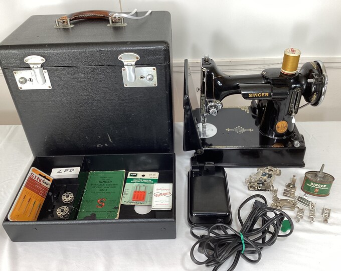 SCHOOL BELL 1945 Singer Featherweight Sewing Machine Scroll Face 110 ...