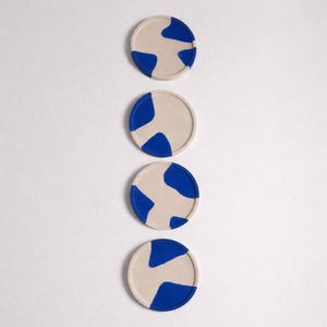 Abstrakte blaue Beton-Untersetzer - handgemachtes 4-er Set, modernes minimalistisches Wohndekor