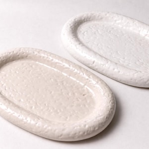 Plateau ovale en béton texturé fait main - Plat décoratif minimaliste | Couleur beige/blanc