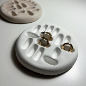 Round ring holder concrete tray| Jewelry dish | Decorative bowl| Key dish | Sand/White colour concrete| Minimal design