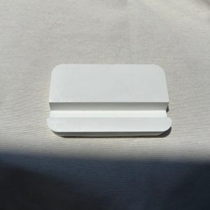 Betonnen kaarthouder | Telefoonhouder | Betonstandaard | Minimaal ontwerp | Witte kleur beton| Houder| Tabletstandaard|Kaartstandaard| betonnen decor