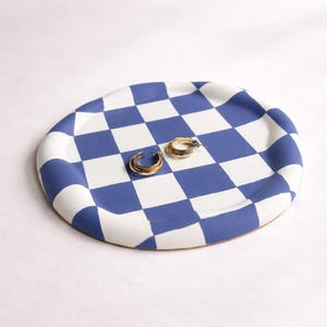 Bandeja de hormigón con diseño de nubes a cuadros: plato para joyas azul y blanco