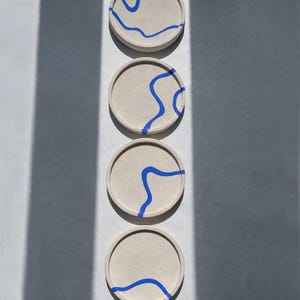Beton Untersetzer Set: Sandfarben mit Blauen Line Art