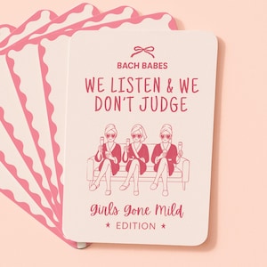 Op de afbeelding: Een stapel witte kaarten met roze geschulpte randen. De kaarten tonen de tekst "Bach Babes We Listen & We Don't Judge" en een illustratie van drie vrouwen. De woorden "girls gone mild EDITION" staan ook op de kaarten.