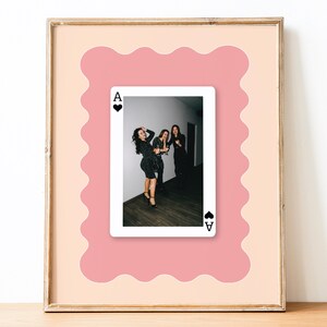 Arte murale ondulata Arte murale per camera da letto stampabile alla moda Decorazione per soggiorno preppy Foto personalizzata Arte murale per coinquilini Carta da gioco Arte murale personalizzata Unica