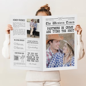 以下が含まれることがあります： The Western Timesというタイトルの新聞風の結婚式プログラム。見出しはPartners in Crime Are Tying the Knot。カウボーイハットを被ったカップルの写真、QRコード、Howdy Friends、In Loving Memory、Honeymoon Fundのセクションが記載されています。