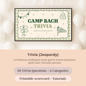 K&ouml;nnte beinhalten: Ein rechteckiges Schild mit cremefarbenem Hintergrund und gr&uuml;nem Karomuster am Rand. Der Text lautet CAMP BACH TRIVIA und EMILY'S BACHELORETTE. Illustrationen zeigen einen Wimpel, einen Rucksack, ein Wegweiser-Schild und Wimpelketten in Dunkelgr&uuml;n.