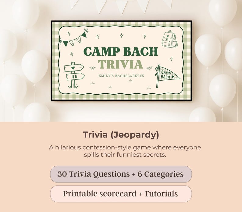 K&ouml;nnte beinhalten: Ein rechteckiges Schild mit cremefarbenem Hintergrund und gr&uuml;nem Karomuster am Rand. Der Text lautet CAMP BACH TRIVIA und EMILY'S BACHELORETTE. Illustrationen zeigen einen Wimpel, einen Rucksack, ein Wegweiser-Schild und Wimpelketten in Dunkelgr&uuml;n.