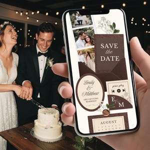 Puede incluir: Un teléfono inteligente muestra un diseño de invitación de boda con el texto "Save the Date". El diseño incluye fotos, detalles florales y los nombres "Emily & Matthew". El fondo muestra una tarta de boda y una pareja cortándola.