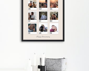 Puede incluir: Un cuadro decorativo con una cuadrícula de doce fotografías cuadradas, cada una etiquetada con un mes de marzo a febrero. La impresión incluye el texto Happy Anniversary en la parte inferior, sobre un fondo beige claro con marco negro.