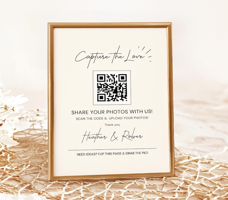 Peut inclure: Une pancarte dor&eacute;e avec un fond blanc et du texte noir. La pancarte dit "Capture the Love" et a un code QR. Le texte sous le code QR dit "Partagez vos photos avec nous ! Scannez le code et t&eacute;l&eacute;chargez vos photos ! Merci. Heather & Rober. Besoin d'id&eacute;es ? Retournez cette page et prenez la photo !"
