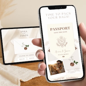 Op de afbeelding: Een smartphone en tablet tonen een ontwerp voor een huwelijksuitnodiging. De telefoon toont een save-the-date kaart met paspoortthema met de tekst "Time to Pack Your Bags!" en een foto. De tablet toont de namen "Anna en Jason" en de tekst "Click to Open".