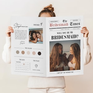 以下が含まれることがあります： 新聞のデザインの印刷可能なブライズメイドプロポーズカード。カードには、2人の女性の画像と「私のブライズメイドになってくれますか？」というテキストと「あなたなしでは「はい」とは言えません！」というテキストが掲載されています。
