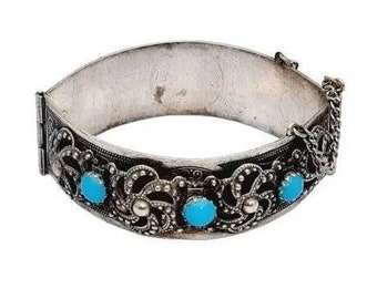 Antique bracelet. Circa 1940. Antique and vintage jewelry.