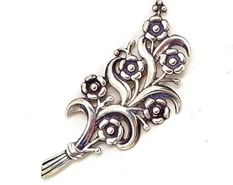 Sterling silver flower brooch. Circa 1940. Antique & vintage jewelry.