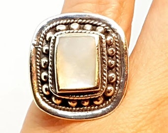 Mother of pearl ring, Large ring, 925 silver and mother-of-pearl ring. Circa 1990. 7 1/2 USA. Antique & vintage jewelry.