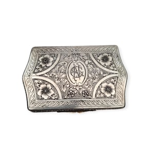 Art Nouveau rectangular box in 800 silver, Europe, circa 1910, engraved floral decoration and central monogram