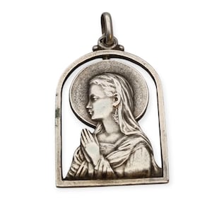 Silver medal of the Virgin in prayer, ideal as a retro religious gift for women or girls, 1950s, Catholic pendant, antique jewelry.