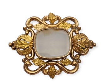 Broche antigo Art Nouveau em metal dourado com uma pedra branca ao centro · Joias Art Nouveau da década de 1920 - presentes para colecionadoras.