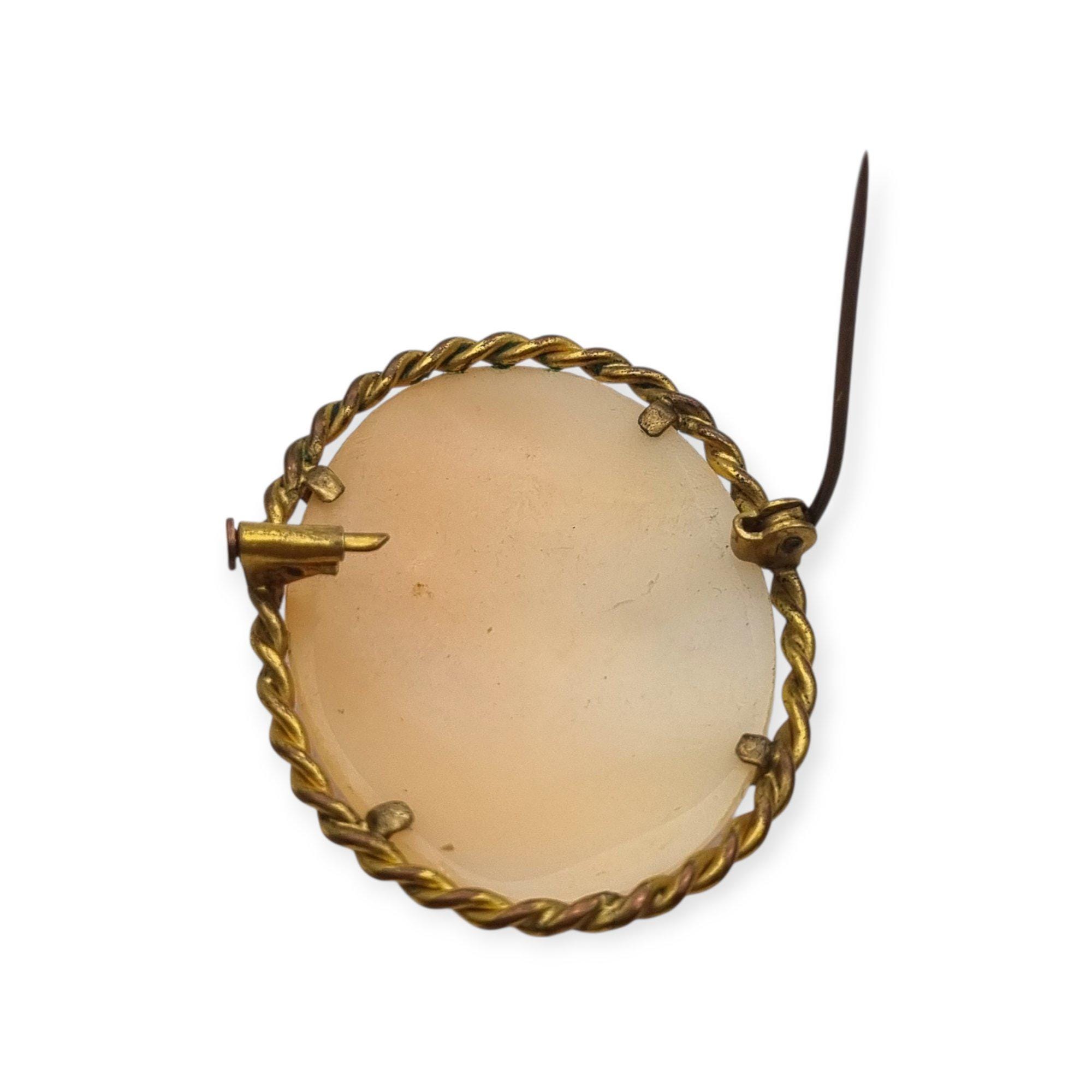 ANCIEN BEAU BIJOU BROCHE CAMEE sur COQUILLAGE 19 siecles en LAITON