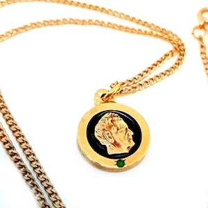 John Deere necklace in 10 kt gold and emerald, Collecting jewel, Circa XX, Antique & vintage jewelry.