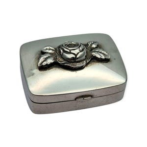 Vintage Silberbox mit geprägter Rose, europäisches Blumenmuster um 1980-1990, Geschenke für Sammler, Antik und Vintage Schmuck.