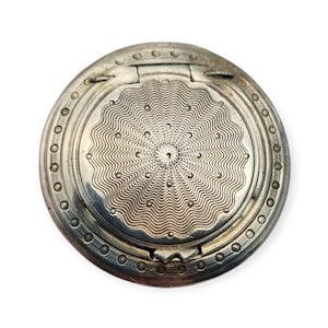 Piccola custodia vintage in stile art déco in argento inciso, elegante e chic, anni '20. Regali retrò per donne, gioielli antichi e vintage.
