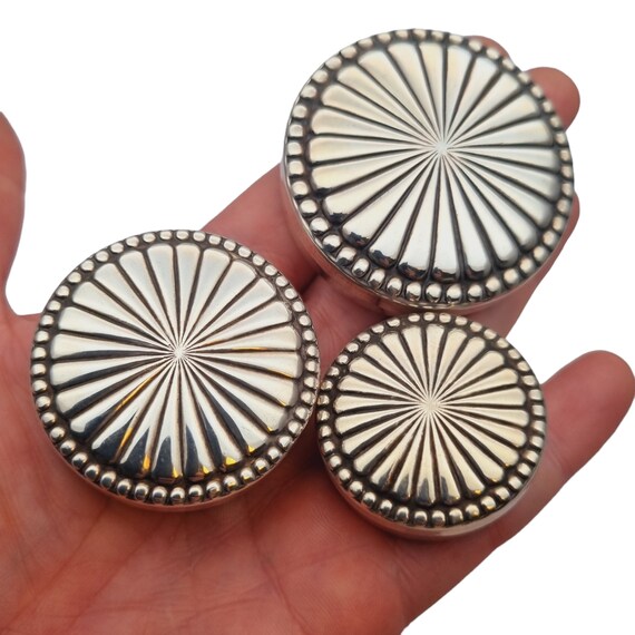 Set of three round silver boxes with exquisite pu… - image 9