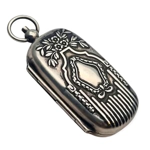 Borsetta pendente in argento inciso in stile Art Nouveau con doppio scomparto interno, marchio BREVETTO ANGM, circa 1900, oggetto da collezione, oggetto da esposizione.
