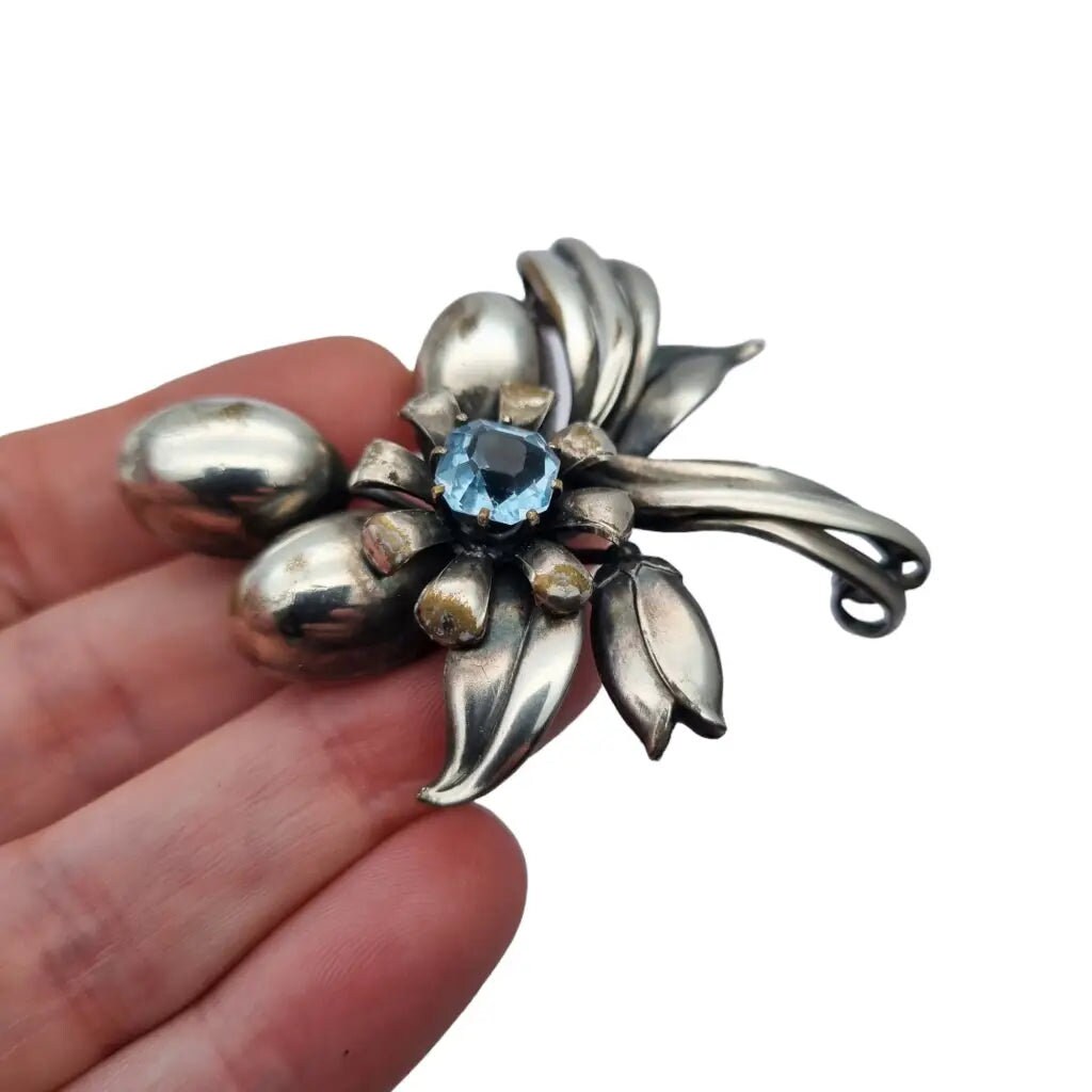 Spilla vintage firmata dal designer Coro blu pallido AB strass grande fiore e foglie spilla di strass qualcosa di blu spedizione gratuita USA - Italia