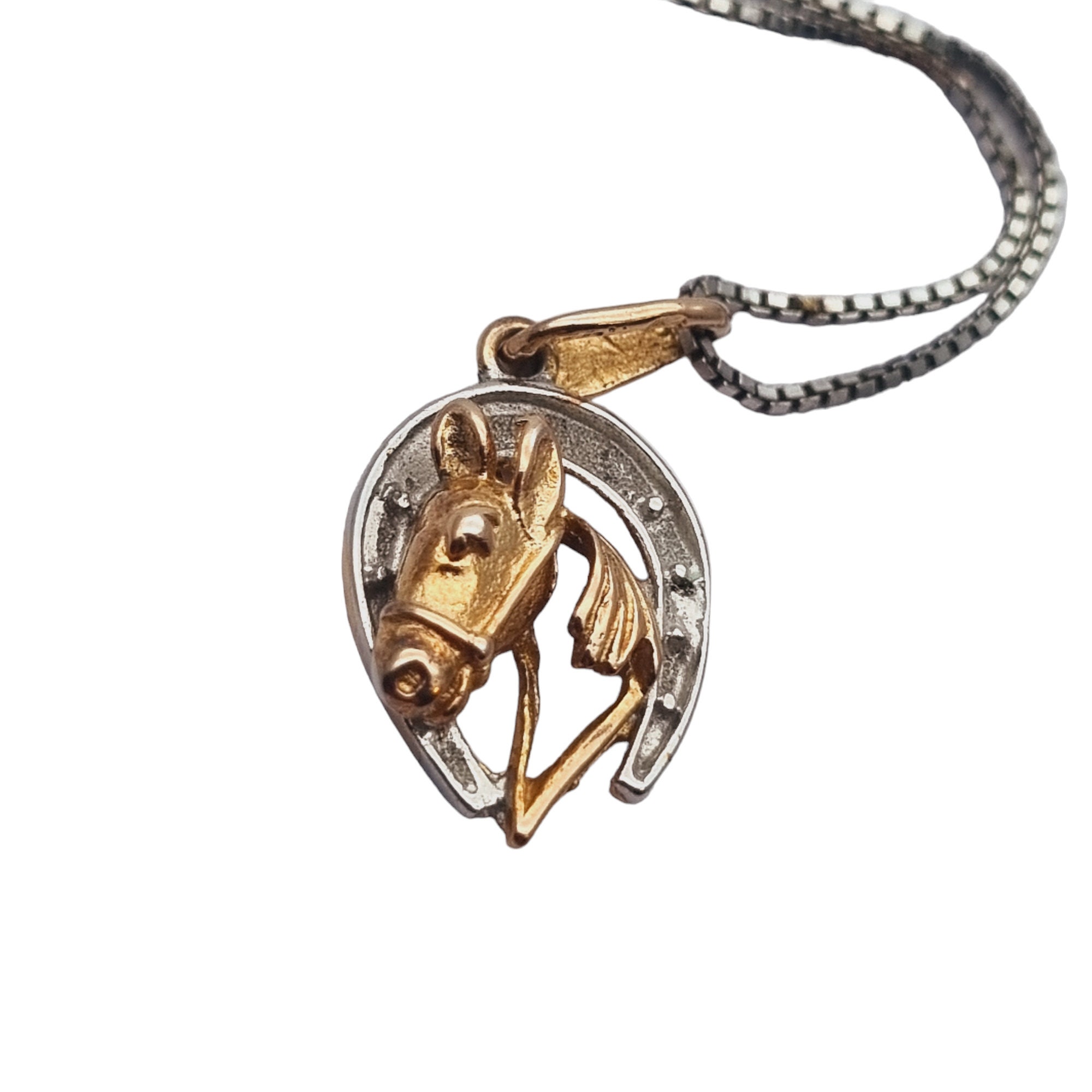 925 シルバーチェーン付きのシルバーとゴールドの馬と馬蹄のペンダント