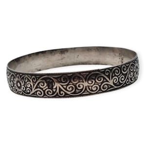 Antikes Berber-Armband aus graviertem Silber, Boho-Blumenmuster, traditioneller ethnischer Stil. Retro Geschenke, Antique und Vintage Schmuck.
