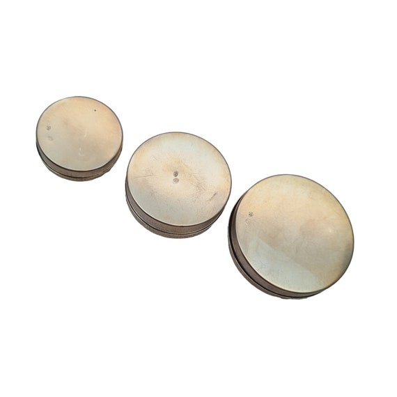 Set of three round silver boxes with exquisite pu… - image 4