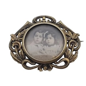 Photo brooch, Silver Locket brooch, art nouveau brooch for women, French antique brooch, Reliquary.  Circa 1900. Antique & vintage jewelry.