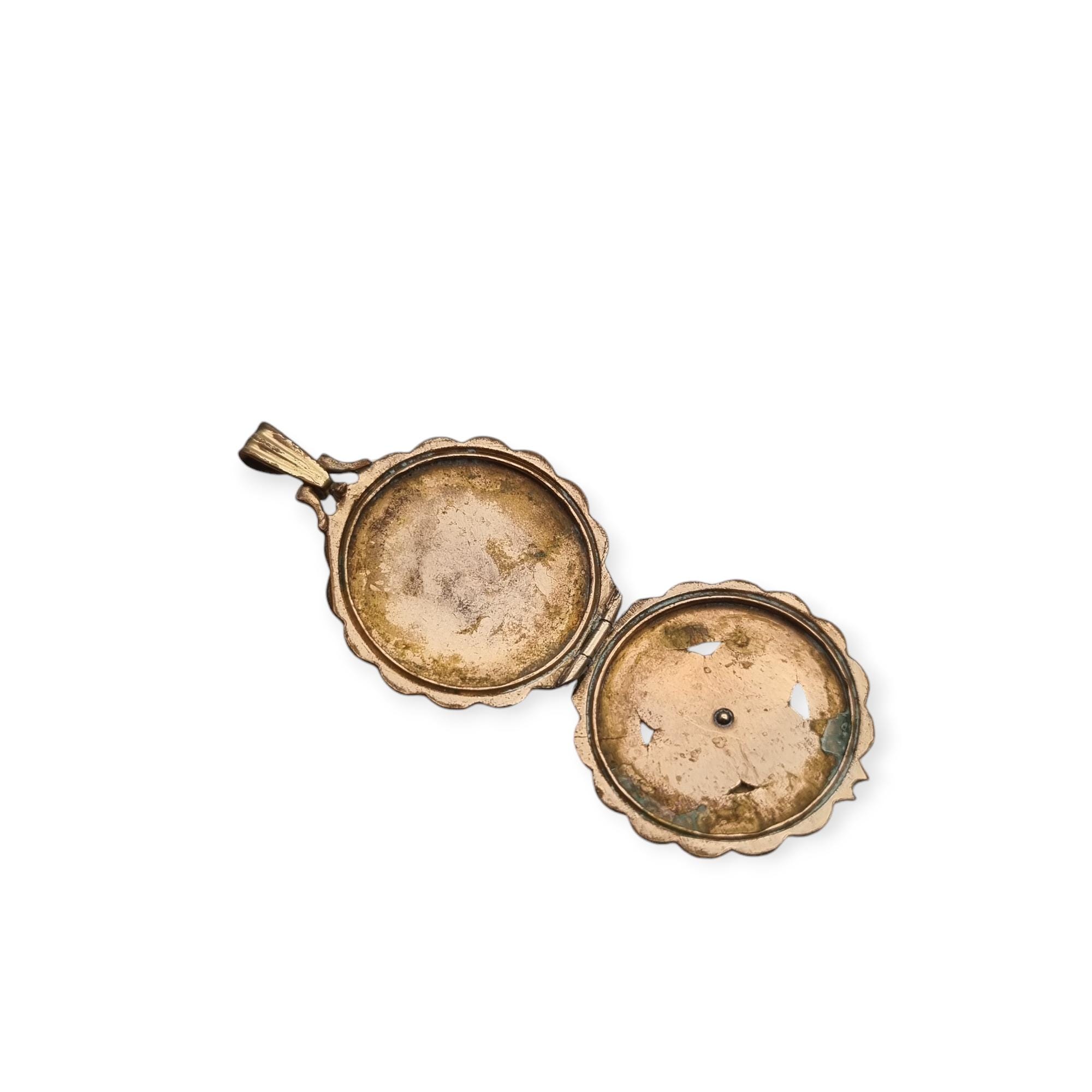 Retro Gold Rudder Vintage Gold Plated Brass Mother of Pearl Round Locket With Rudder ...