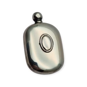 Puede incluir: Una petaca de metal plateado pulido con forma rectangular redondeada y una superficie lisa y reflectante. La petaca presenta una hendidura ovalada central en la parte frontal y un pequeño tapón esférico en la parte superior del cuello.