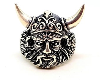 Anel viking de prata. Anel de Thor. Runas vikings. Capacete viking, anel nórdico, escandinavo. Joias masculinas. Joias antigas e vintage.