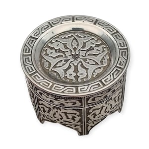 Antique oriental silver box with legs decorated with floral engravings, collectible. Retro gifts for collectors, Antique  - Vintage jewelry.