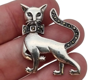 Cat silver brooch, cat silver pin, sterling silver brooch, marcasite, cat lover gift, Circa XX. Vintage & Antique Jewelry.